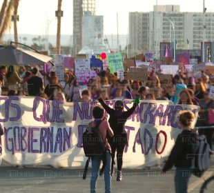 Mujeres marchando en malecón de La Paz