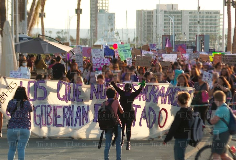 Mujeres marchando en malecón de La Paz