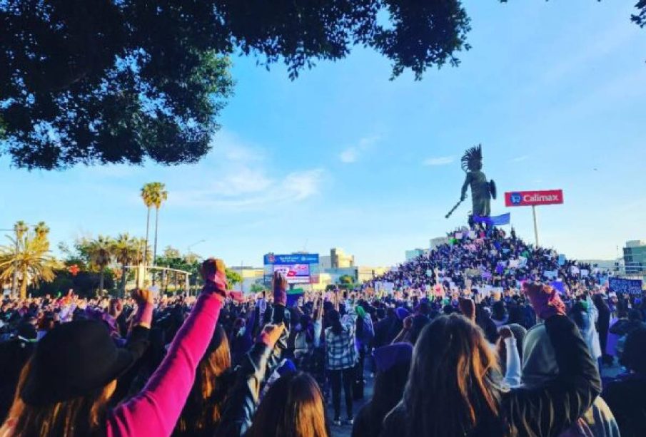 Mujeres protestando en glorieta Cuauhtémoc por el 8M