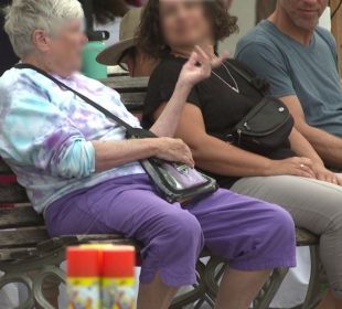 Mujeres sentadas en banca