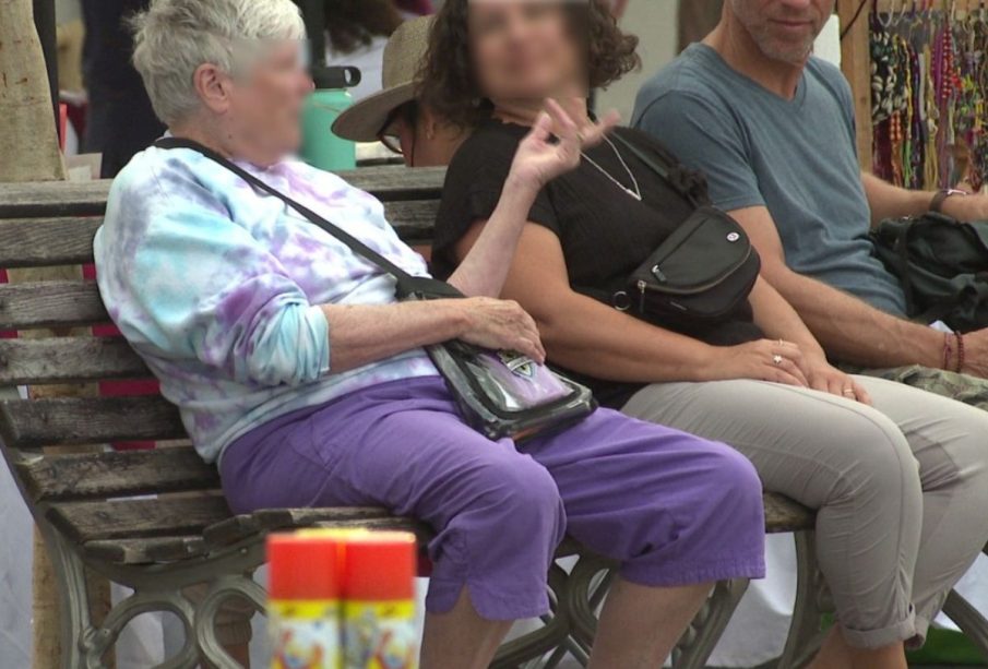 Mujeres sentadas en banca