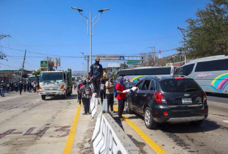 Normalistas cerrando autopista en Guerrero