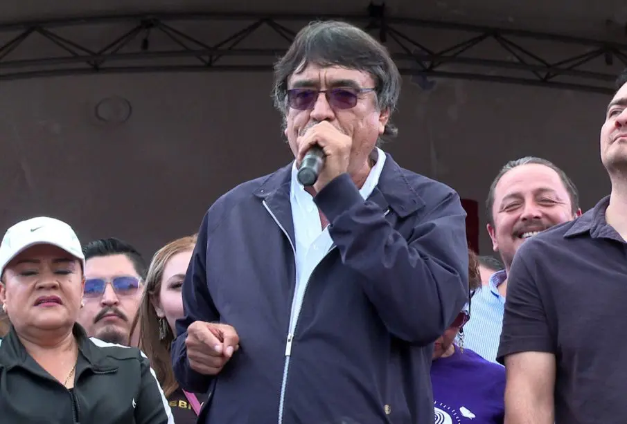 Oscas Leggs manifestándose por reelección