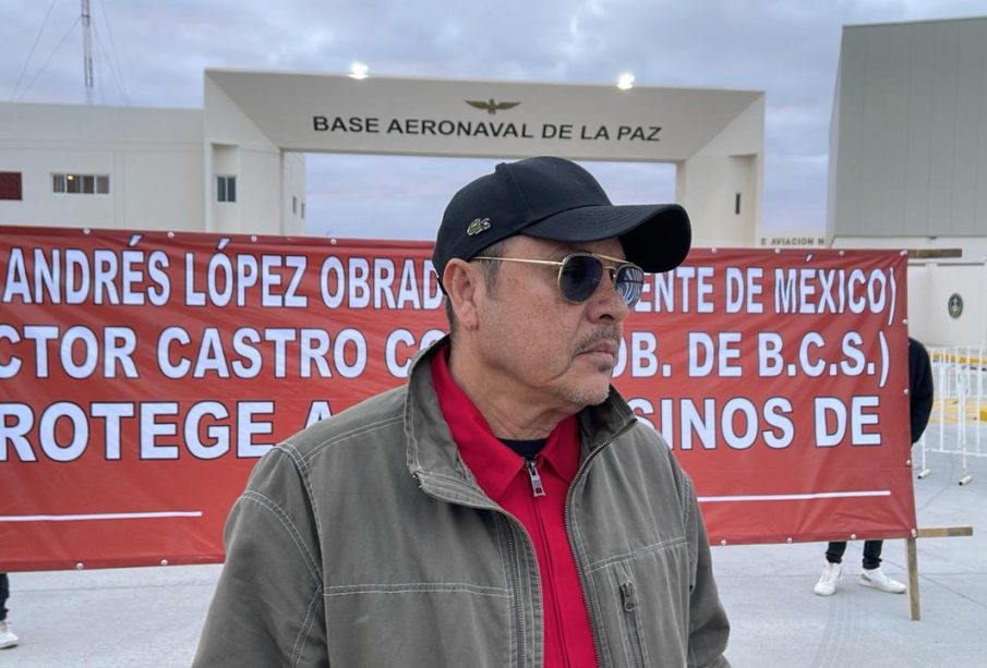 Padre de Jonathan Hernández afuera de la base aeronaval de La Paz