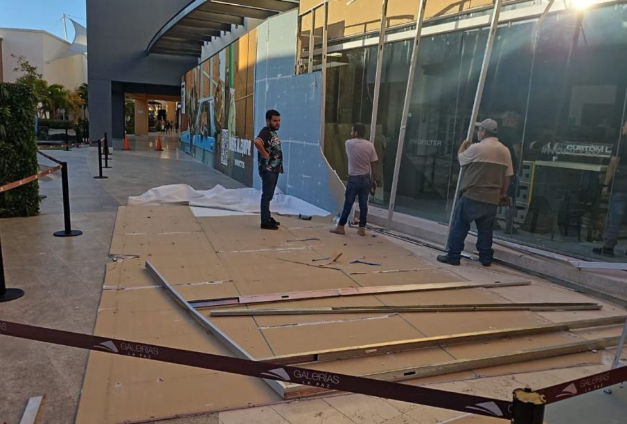 Pared caída de una plaza comercial en La Paz