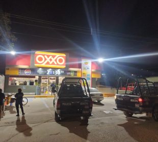 Patrullas afuera de Oxxo asaltado con arma de fuego