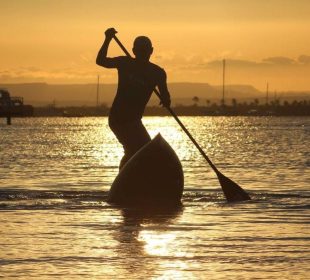 Persona practicando paddleboarding