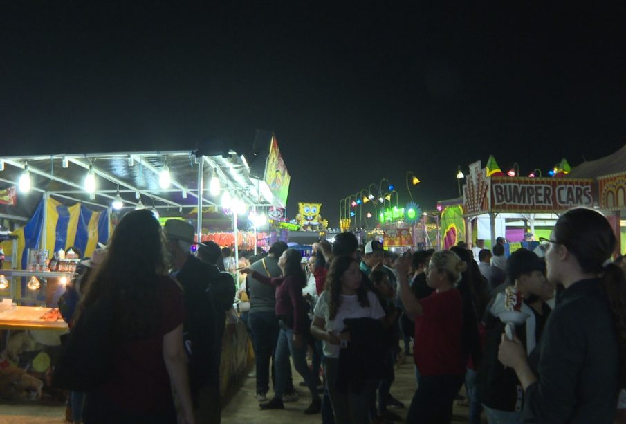 Personas disfrutanto de la feria en las fiestas tradicionales de SJC