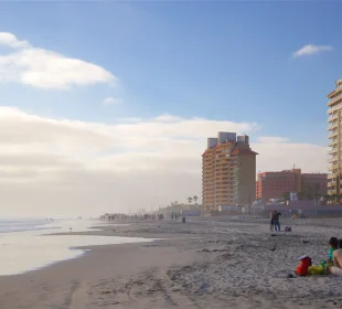 Personas en playa Rosarito