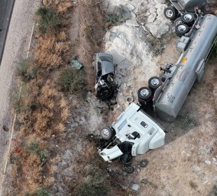 Pipa y auto volcados tras accidente