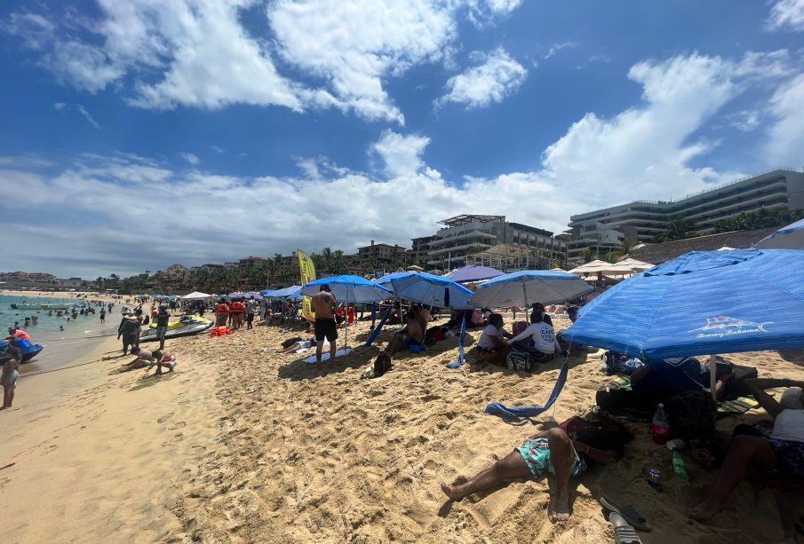 Playa llena de turistas