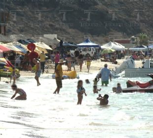Población disfrutando de playa en La Paz