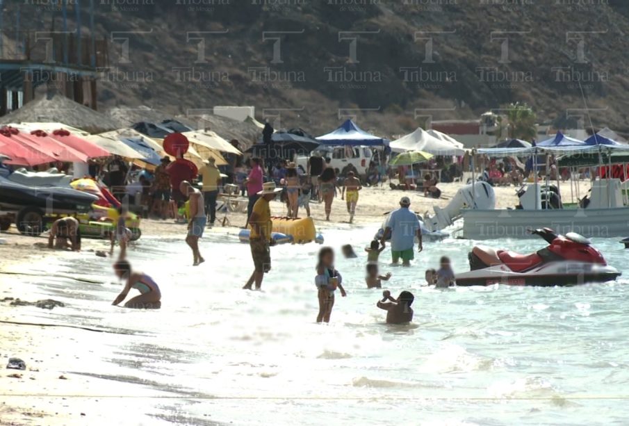 Población disfrutando de playa en La Paz