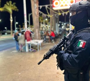 Policía custodiando tienda en La Paz