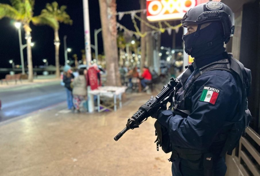 Policía custodiando tienda en La Paz