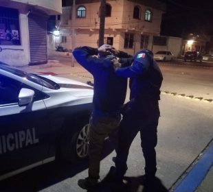 Policía deteniendo a hombre