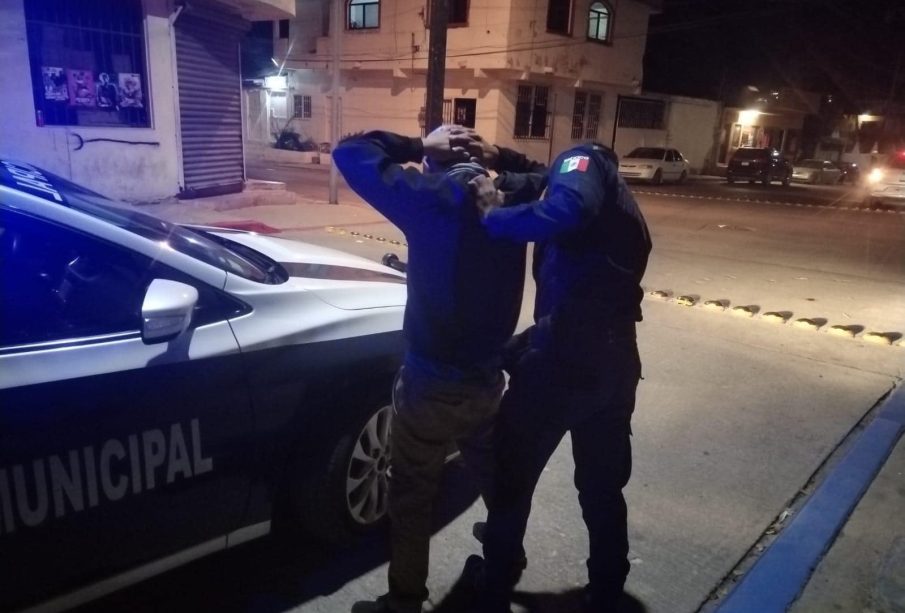 Policía deteniendo a hombre