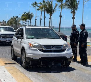 Policías municipales en malecón de La Paz