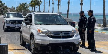 Policías municipales en malecón de La Paz