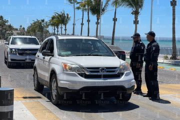 Policías municipales en malecón de La Paz