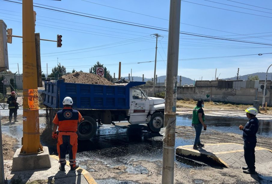 Elementos de protección civil realizaron trabajos de limpieza, luego de que presuntos huachicoleros abandonaron camión cargado con combustible.