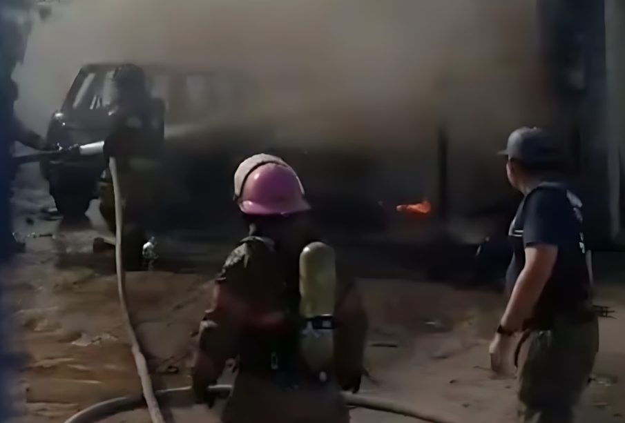 Rescatan a cuatro personas de incendio de vivienda en La Paz-