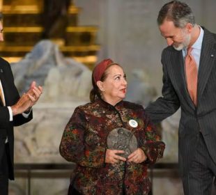 Rey de España entregando reconocimiento a madre buscadora de Jalisco