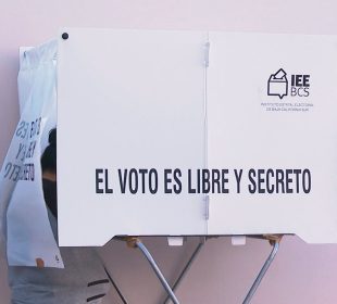 Señora en urna votando