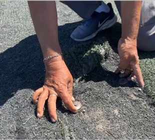 Señora exponiendo tornillos en campo