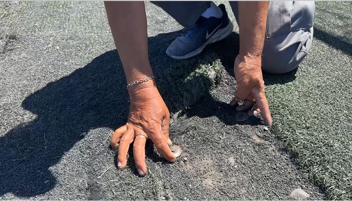 Señora exponiendo tornillos en campo