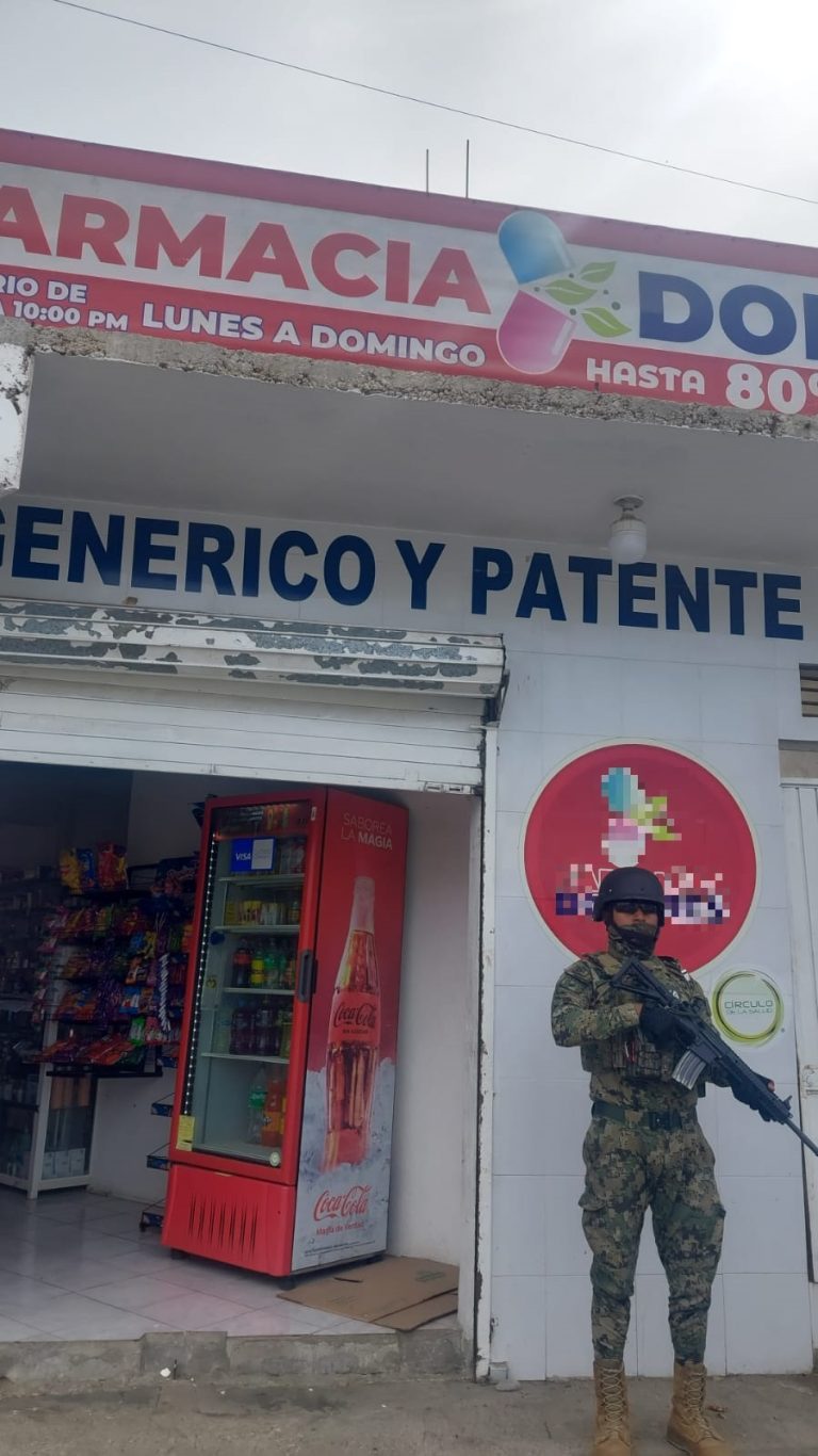 Soldado resguardando farmacia