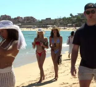 Springbreakers en playa de Los Cabos