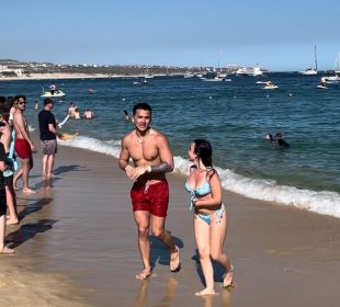 Springbreakers en playas de Los Cabos