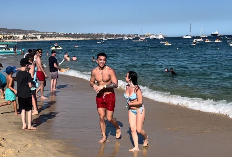 Springbreakers en playas de Los Cabos