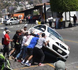(VIDEO) Asesinato de niña Camila desata la furia de manifestantes; vuelcan taxis y linchan a sospechosos