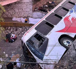 Tres muertos y 20 heridos en accidente de autobús en Acolman