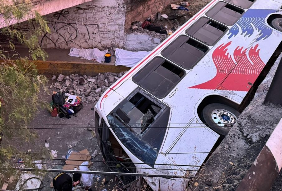 Tres muertos y 20 heridos en accidente de autobús en Acolman