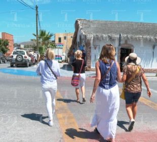 Turistas caminando en Todos Santos