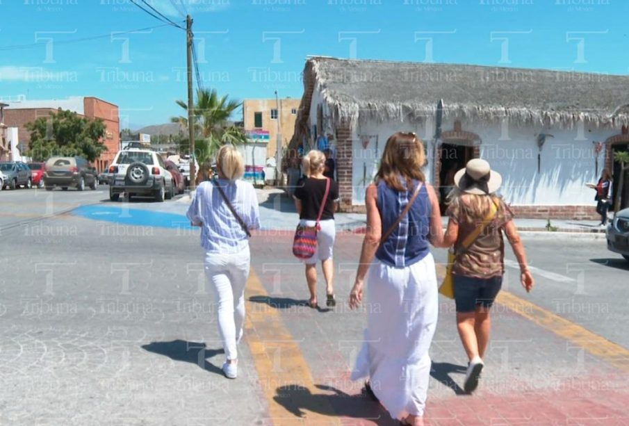 Turistas caminando en Todos Santos