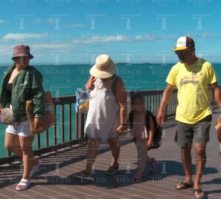 Turistas caminando en malecón de La Paz