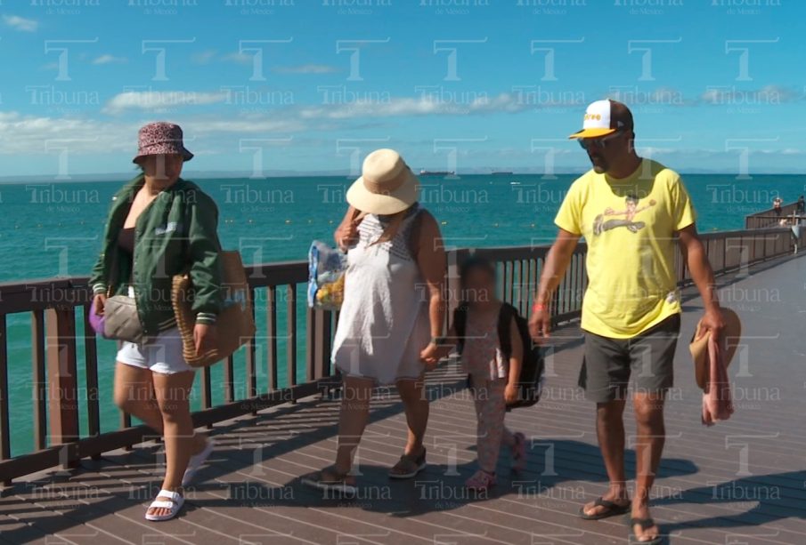 Turistas caminando en malecón de La Paz