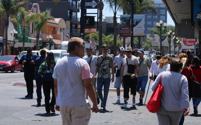 Turistas caminando por calles de Tijuana