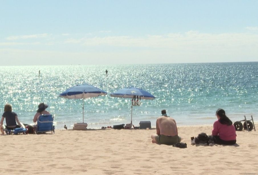 Turistas en playa de Los Cabos