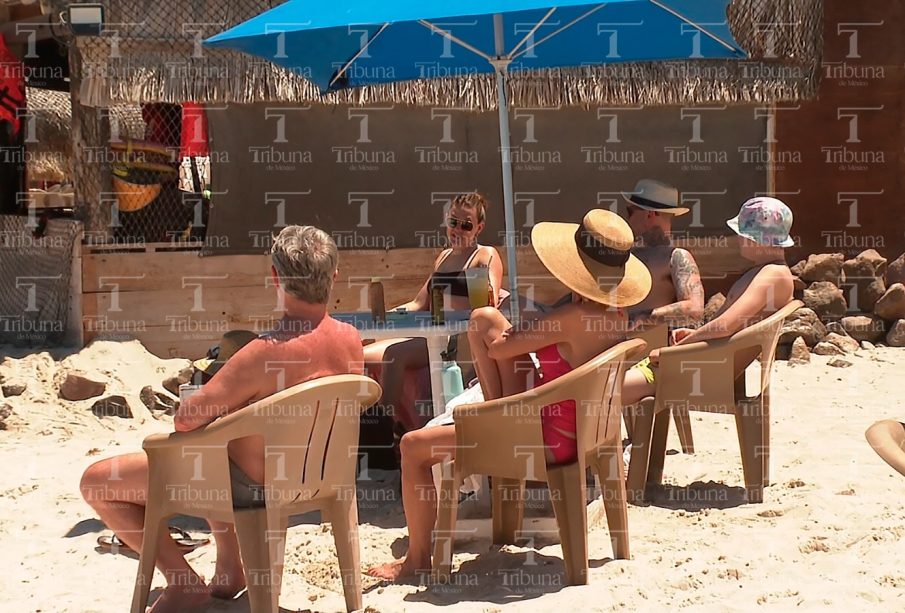 Turistas en playas de La Paz