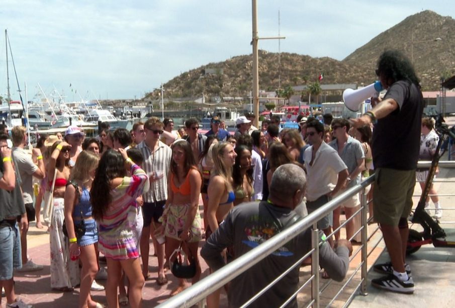 Turistas y manifestantes del CETMAR en el muelle de CSL