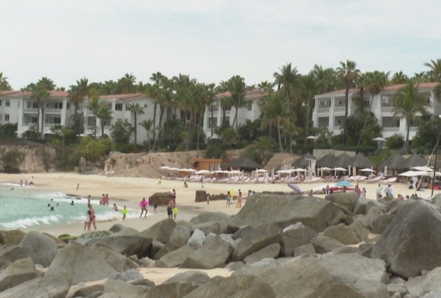 Vacacionistas en playa de Los Cabos