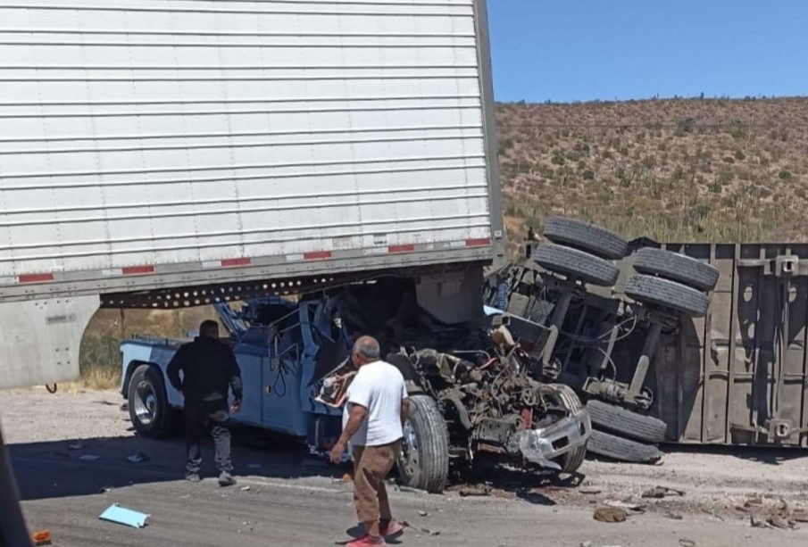 Vehículo aplastado por tráiler en libramiento Oceguera