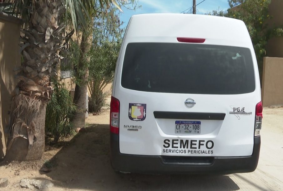 Vehículo de la SEMEFO en Cabo San Lucas