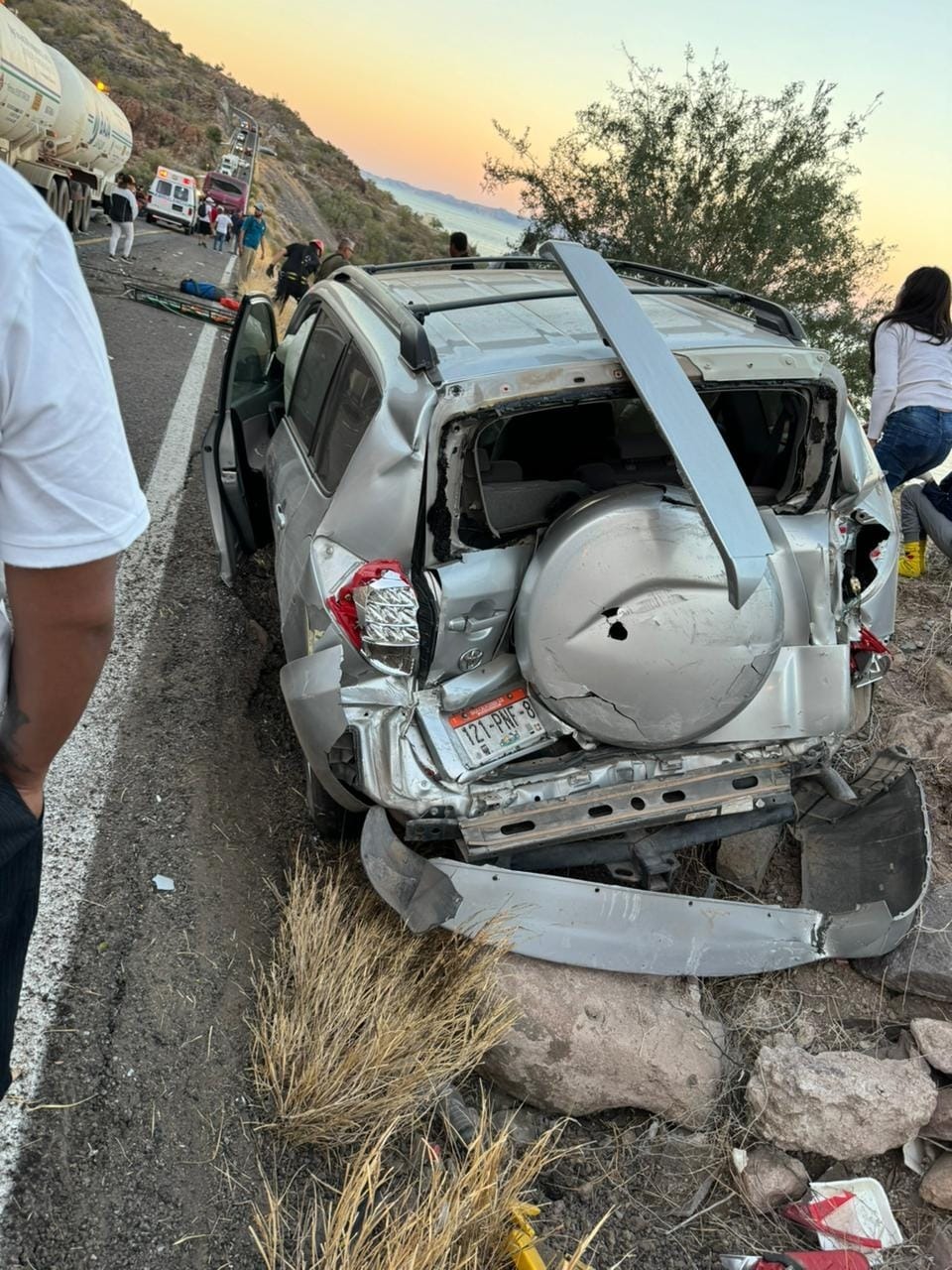 Vehículo impactado en carretera