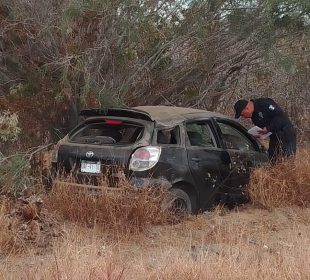 Vehículo volcado en la carretera